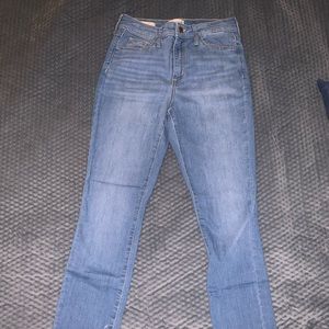 Universal Thread high rise skinny size 4 light blue Jean (see details)